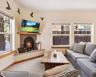 Sunny Woods Acres - Tahoe Vista - Living room