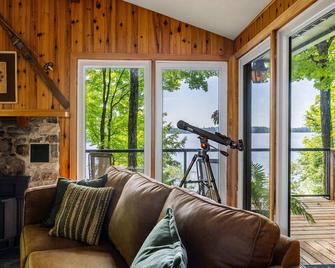 Otter's Holt - Hillside retreat on beautiful lake - Perth - Huiskamer
