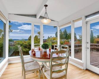 Spectacular Lake & Mountain view House w/Sunroom - Seattle