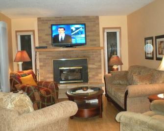 Quiet Alberta Retreat - Lougheed - Living room