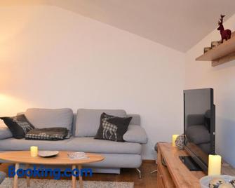 Ferienwohnung mit Seeblick, Unterach am Attersse - Unterach - Living room