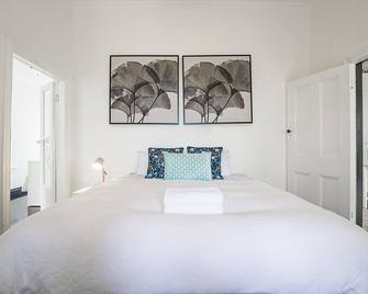 Offers a beautiful space for a family getaway or a romantic holiday for two. - Healesville - Bedroom