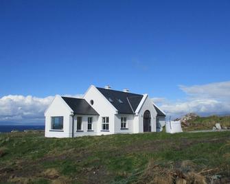Modern Home in a spectacular setting surrounded by the ea, Islands and Peace - Renvyle - Gebouw