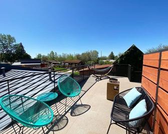 Timber & Tin H 2Bed 2Bath w Pool & Rooftop Deck - Kanab - Balcón