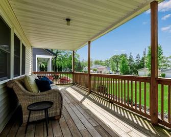 ~booking Year-Round~ 3br 2bath Fully-Remodeled Lakeside Home - Angola - Balcón