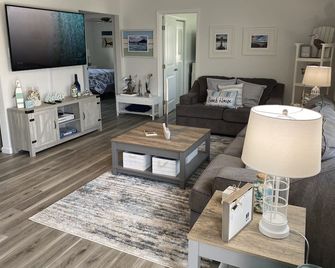 Completely remodeled dog friendly 3 bedroom home w/beach gear and linen included - Avon - Sala de estar