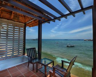 Paya Beach Spa & Dive Resort - Tioman Island - Balcón