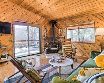 Idyllwild Cabin with Deck and Tahquitz Peak Views - Idyllwild - Living room