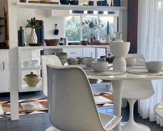 Midcentury Magic in Marlborough - Blenheim - Spisestue