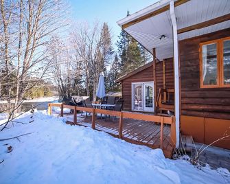 Chalet au bord de la rivière, spa, Wi-Fi, convivial pour détente en famille. - Saint-André-Avellin - Patio