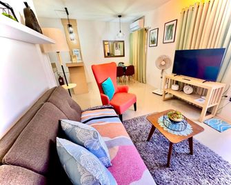 Fully Furnished Apartment with Netflix and Wifi - Ciudad de Batangas - Sala de estar