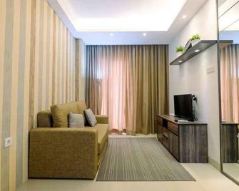 Comfort and Cozy 2BR at Signature Park Grande Apartment By Travelio - Τζακάρτα - Σαλόνι