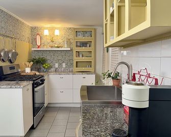 Boutique Historic Stay • Best Downtown Location - Savannah - Kitchen