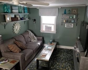 That Cottage by the Lake!! - Canandaigua - Living room