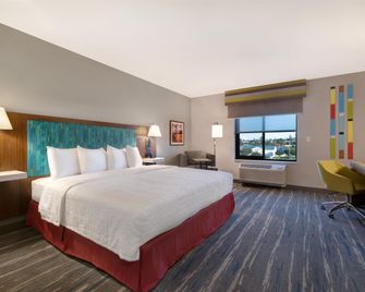 Hampton Inn & Suites by Hilton Marina - Marina - Ložnice