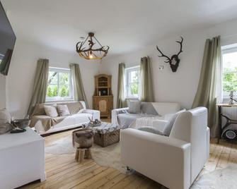 Forest Chalet, 15 min to salzburg olt town, and most beautiful lakes, secluded location, 1,000 sqm garden, mountainview, panorama sauna, bath whirlpool, BBQ&bikes&sunbeds for free, up to 10 p - Golling an der Salzach - Sufragerie