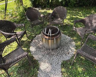 Modern Monroe Farmhouse 3bd/1bth sleeps 7 - Monroe - Patio