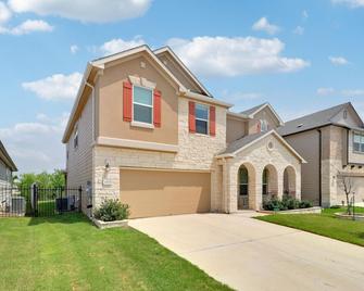 Relaxing 5br Oasis | Pool Table, Kid Zone + More! - Manor - Building