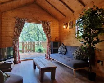 Beautiful 1-Bed Cabin in Newmarket - Newmarket - Living room