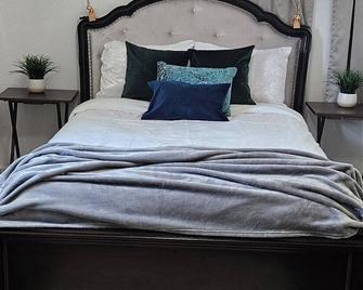 Small charming 1 bedroom duplex in Elko's tree streets neighborhood - Elko - Bedroom