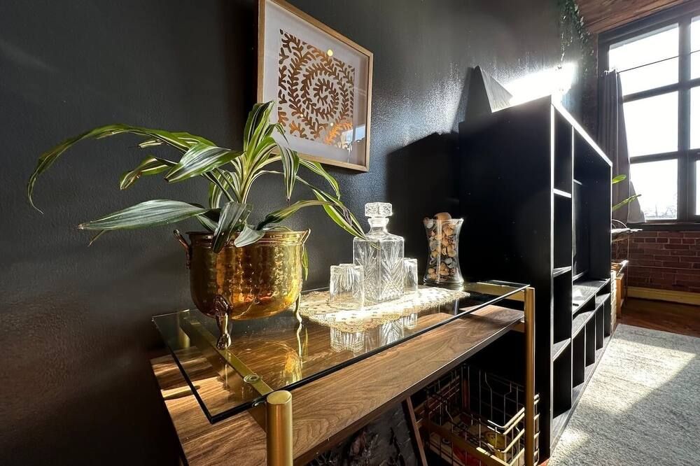 Downtown: River Views & Vintage Vibes - דטרויט