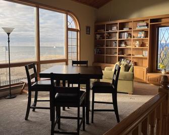 Barefoot Bungalow- Sandy beach & gorgeous views of Lake Huron! - East Tawas - Dining room
