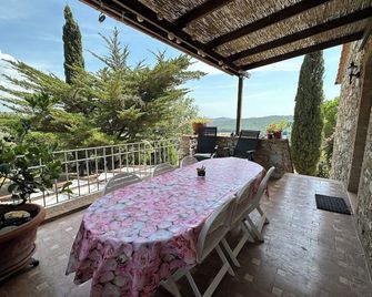 Large farmhouse flat in the country in the hills, near the sea, for 2-6 p. - Sassetta - Balkon