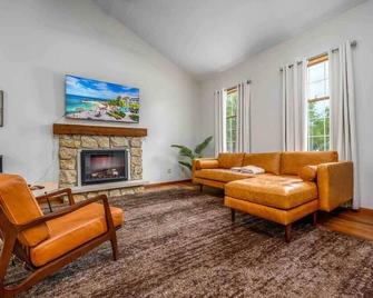 Family Friendly and quite 2 bedroom Condo Close to Fun - Fort Wayne - Living room