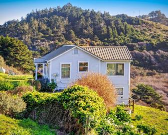 Dog-friendly waterfront home with full kitchen & WiFi - near the beach - Elk - Building