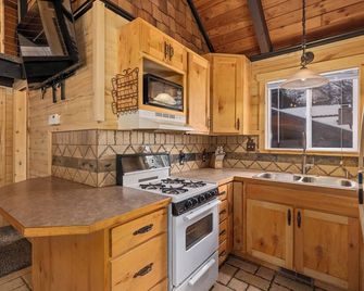 Cozy Mountain Hideaway w/ Wood Stove - Provo - Kitchen