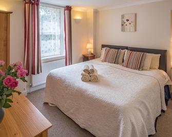 Luccombe Villa Holiday Apartments - Shanklin - Bedroom
