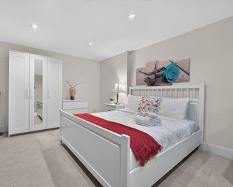 Tranquil Garden Level Retreat Near Ubc & Airport - Vancouver