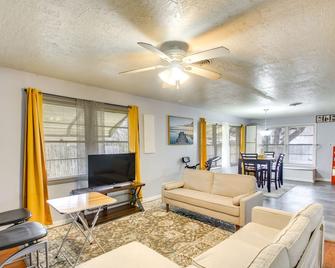 Charming Lawton Escape with Patio and Grills! - Lawton - Living room