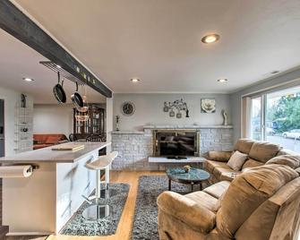 Seattle Area Getaway ~ 5 Mi to Puget Sound! - Mountlake Terrace - Living room