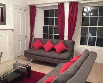Beautiful 2 Bed Serviced Apartment In Du - Dunbar - Living room