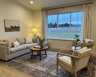 New & Luxurious! Mountain View Retreat @ The Big Black Barn-Near Gnp & Wfish, Ac - Columbia Falls - Living room