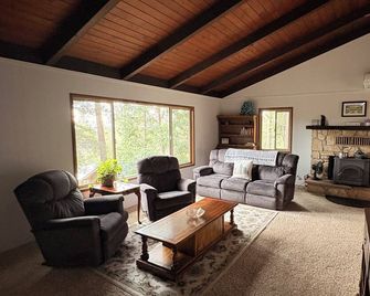 Perfect 3-bedroom house in nice Twain Harte for relaxing stays - Twain Harte - Wohnzimmer