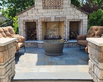 GRAND 6-bedroom home with resort style yard - Delafield
