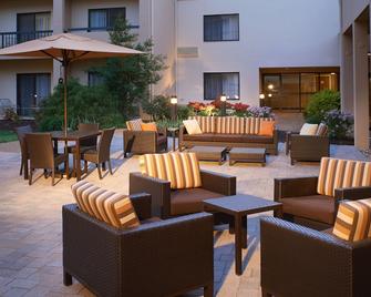 Courtyard by Marriott St. Louis Westport Plaza - St. Louis - Patio