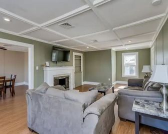 Riverview Townhouse II in Downtown Alexandria Bay - Александрія Бей - Вітальня