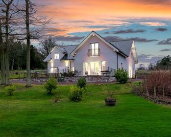 5 Star Award Winning House - The Capercaillie - sleeps 10 with Hot Tub - Lauder - Building