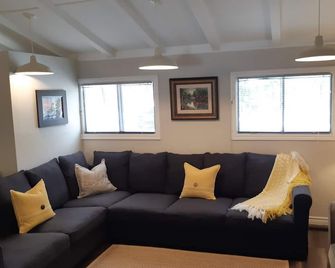 Cozy cottage with amazing view on the Big Bald Lake in Bobcaygeon - Bobcaygeon - Living room
