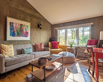 Meadow Top Cottage: Countryside Cottage on 72 Acres - New Marlborough - Sala de estar