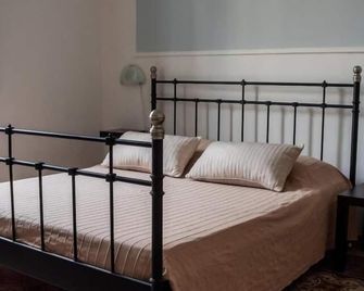 B&B Arena Alfieri - Livorno - Schlafzimmer