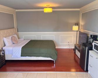 Studio Living,Quiet Neighborhood, Near Airport - Walnut - Bedroom