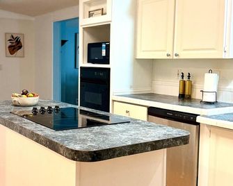 Casa de Luna – Peaceful 2-BR Retreat Near Springs, Trails & UF in Alachua - Alachua - Kitchen
