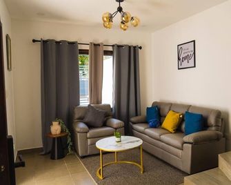 Casa SOFIA, spacious, safe, easy access, pets welcome - Santa Rosa Copan - Sala de estar