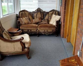 Antique Treasure Home modern 7 rm private apartment - Midland - Wohnzimmer