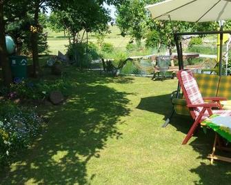 Zimmer und Apartment Rosi - Linstow - Innenhof