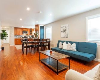 Marbella Lane - 3BR UpprLvl Home 11-Min to Levi's - San Jose - Living room
